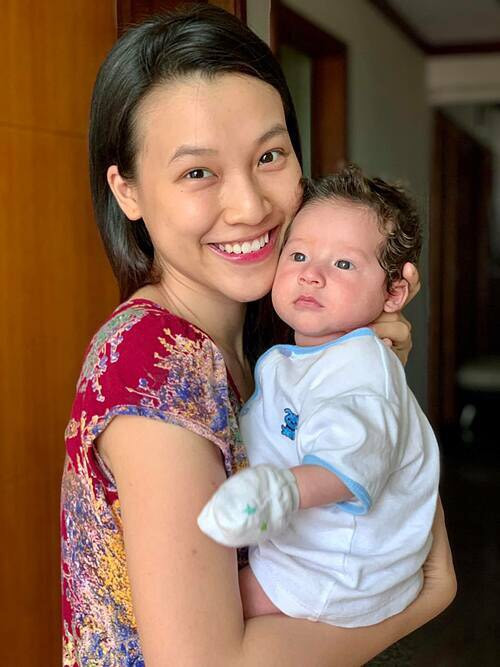 Hoàng Yến Chibi ngày càng trẻ trung; Hoàng Oanh khoe hình con trai lai Tây cực đáng yêu ảnh 19