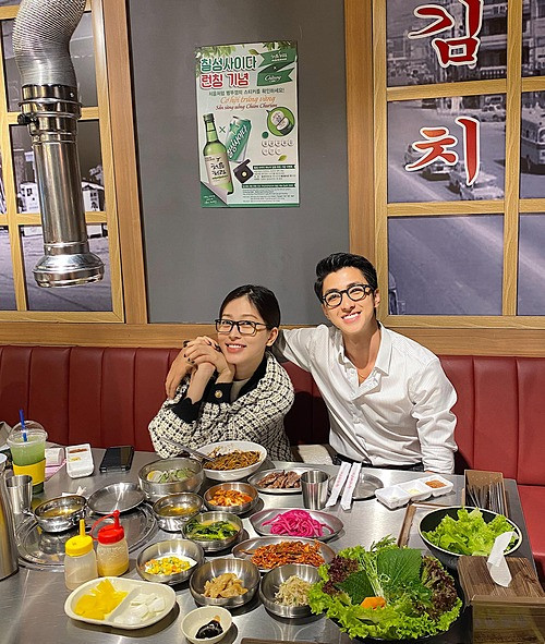 Lan Ngọc khoe ảnh gợi cảm khiến fan “bỏng” mắt; Khánh Vân bị chê già khi diện đầm maxi ảnh 13