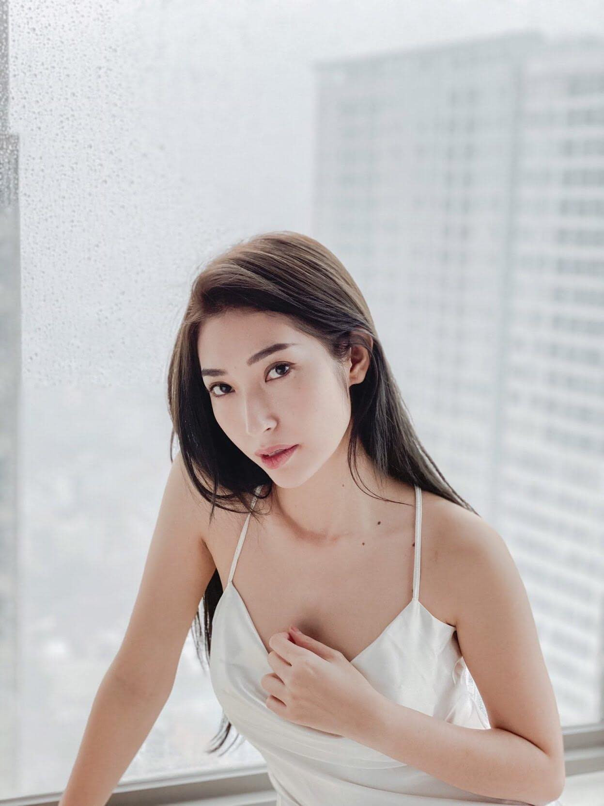 Thủy Tiên nhịn đói đi cứu trợ bà con miền Trung; Ngọc Trinh, Hương Giang đọ sắc ảnh 1