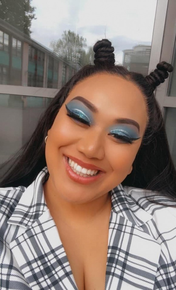 Thùy Anh thả dáng với bikini xanh neon bắt mắt; Lã Thanh Huyền ngày càng nóng bỏng ảnh 10