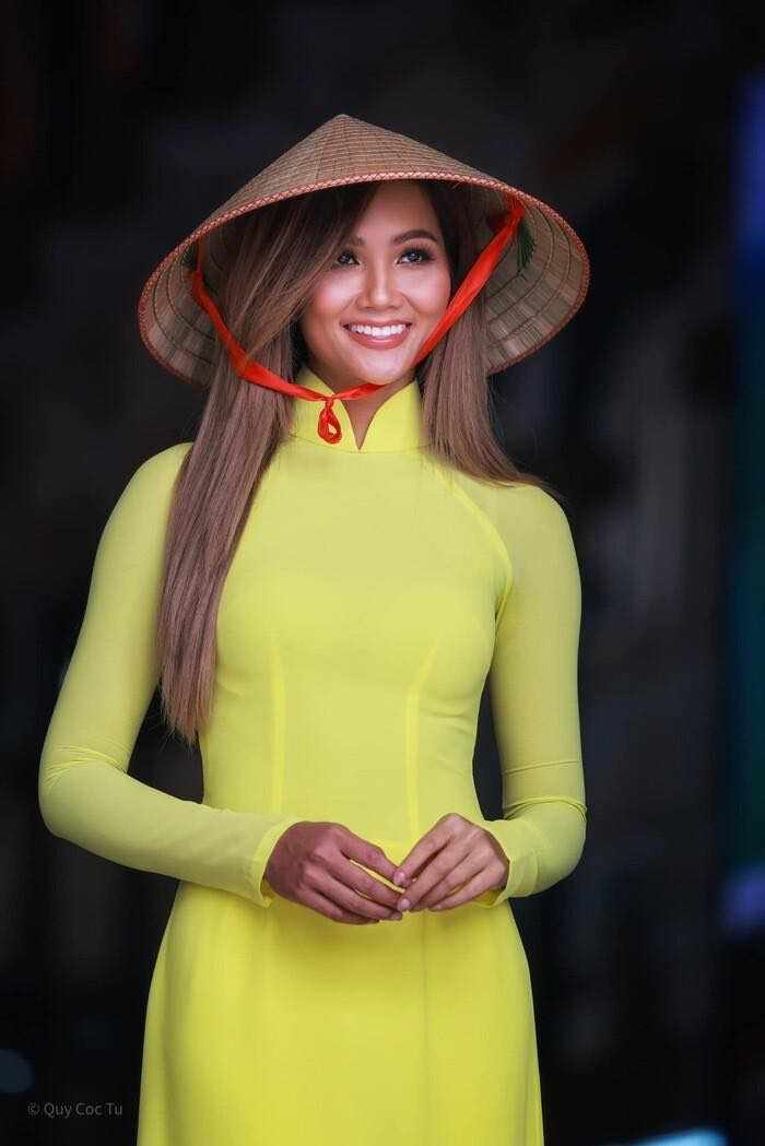 H'Hen Niê nhuộm tóc nâu vàng, diện áo dài duyên dáng; Miu Lê - đại sứ bánh tráng trộn ảnh 1