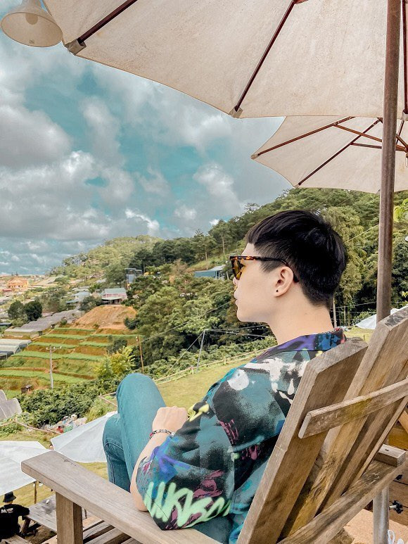 Hoà Minzy diện váy đỏ đen huyền bí; Chi Pu thăng hạng nhan sắc nhờ cách phối đồ sang chảnh ảnh 5