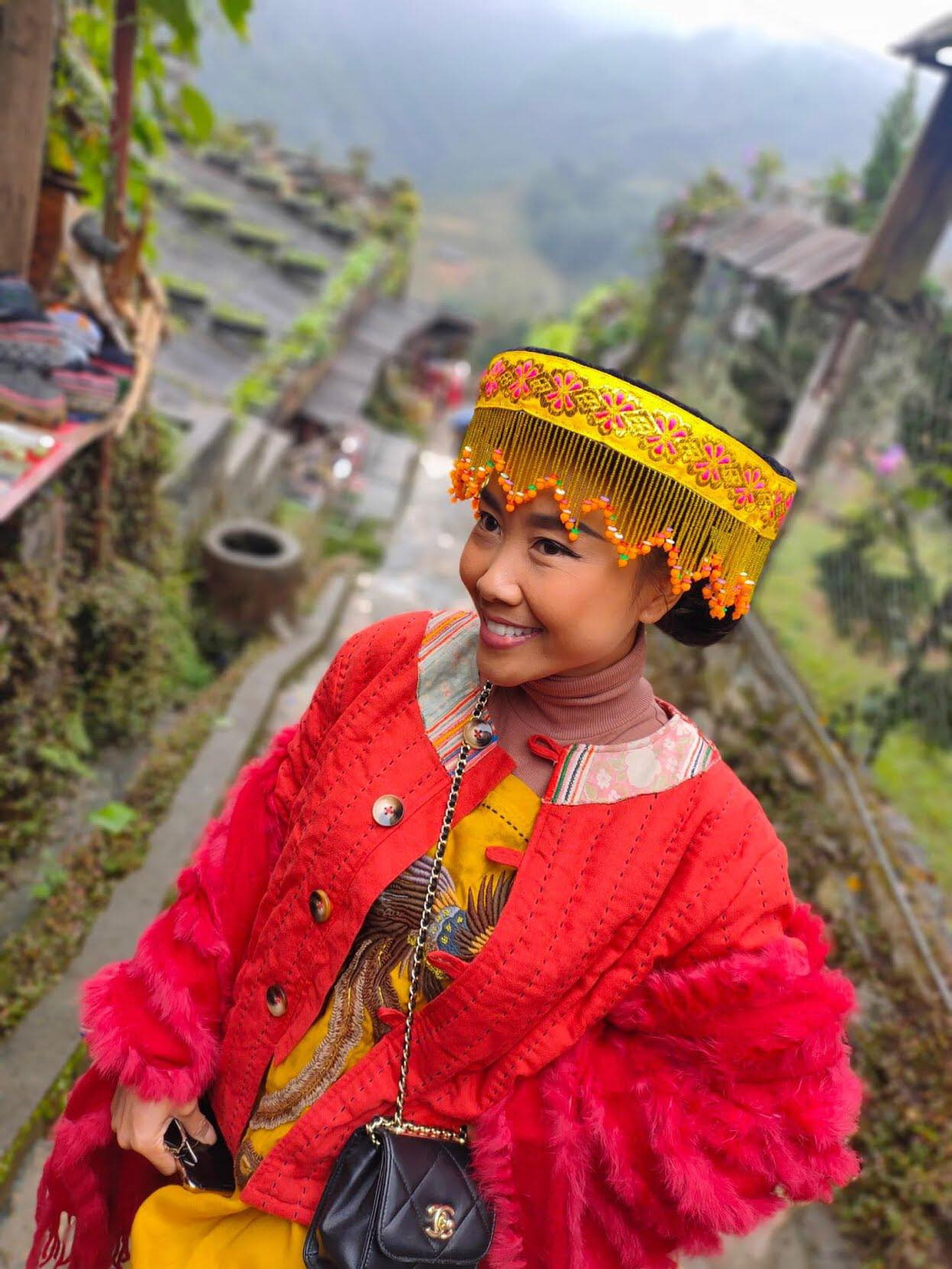 H'Hen Niê nhuộm tóc nâu vàng, diện áo dài duyên dáng; Miu Lê - đại sứ bánh tráng trộn ảnh 15