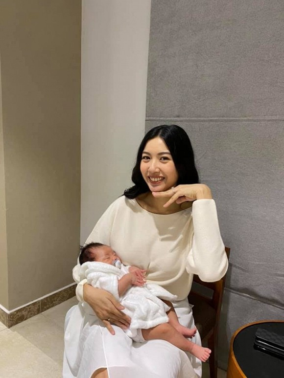 Tóc Tiên mặc bikini khoe đường cong “bỏng mắt”; Châu Bùi hôn say đắm Anh Tú? ảnh 19