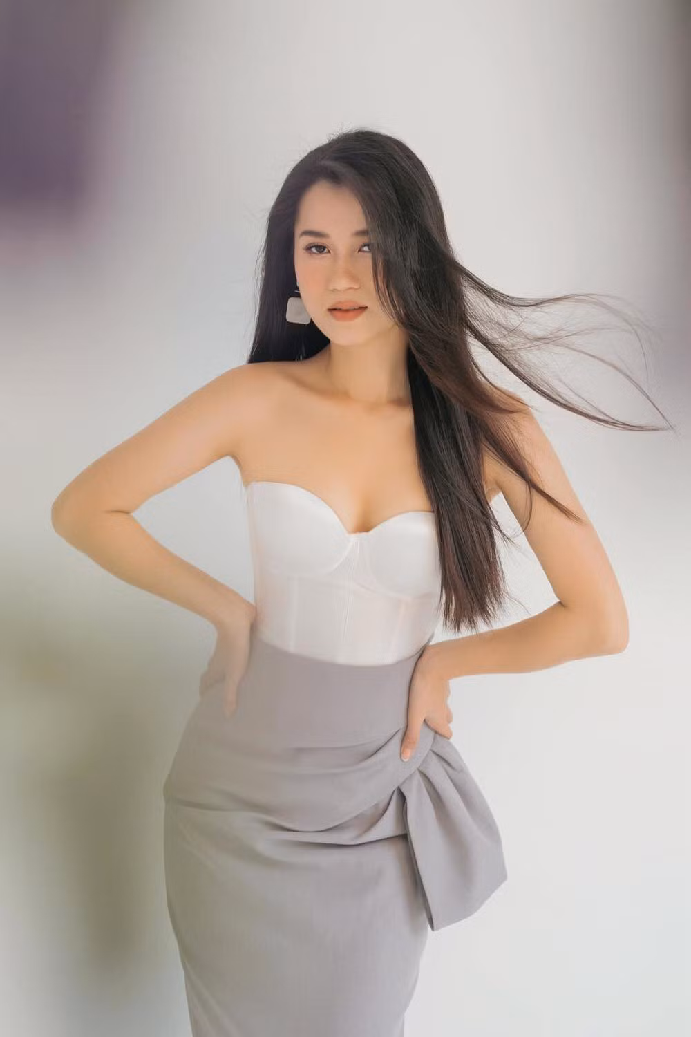 Lâm Vỹ Dạ khoe vai trần gợi cảm; Hậu ly hôn, Phạm Quỳnh Anh ngày càng tăng hạng nhan sắc ảnh 24