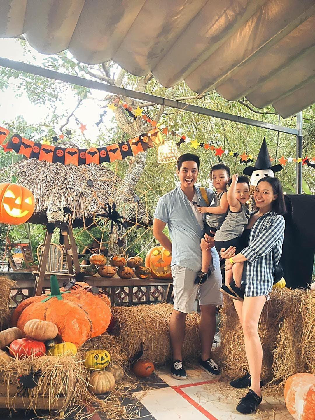 Việt Hương và MC Đại Nghĩa ủng hộ hàng tấn gạo cho miền Trung ảnh 1