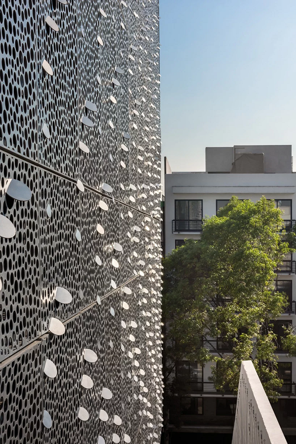 Sốc với tòa nhà mặt tiền bao phủ lớp thép uốn lượn độc đáo ảnh 4