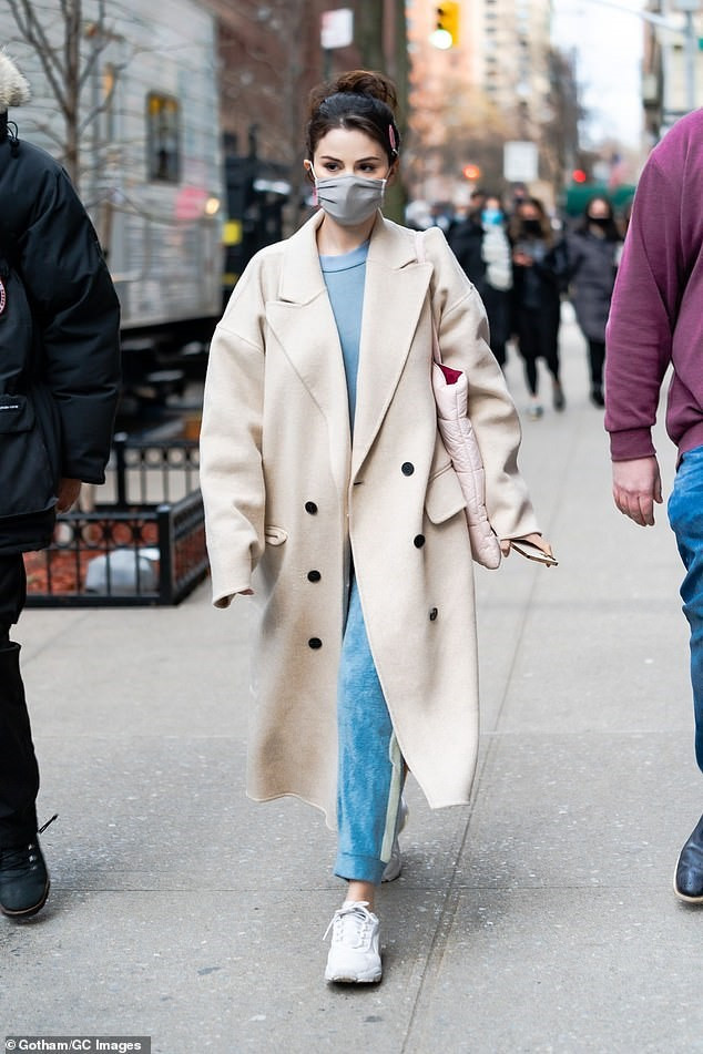 Selena Gomez trẻ trung với tóc đuôi ngựa trên phim trường ở New York ảnh 1