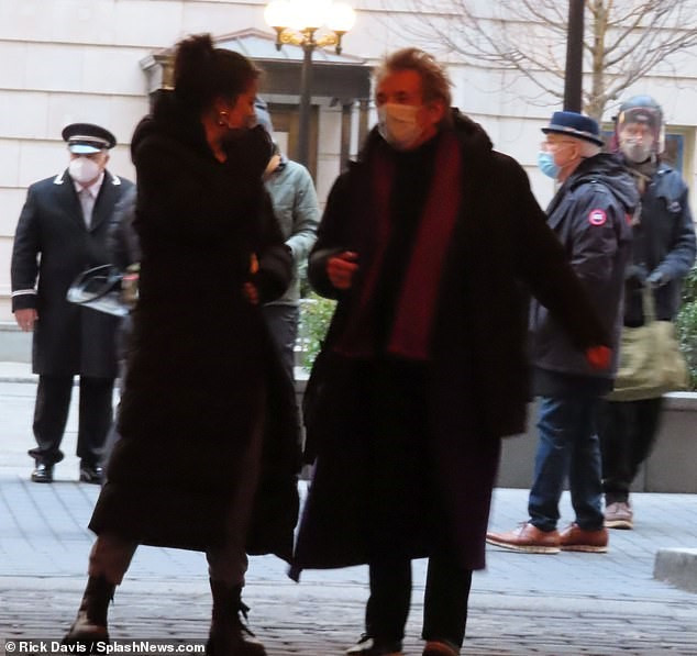 Selena Gomez trẻ trung với tóc đuôi ngựa trên phim trường ở New York ảnh 6