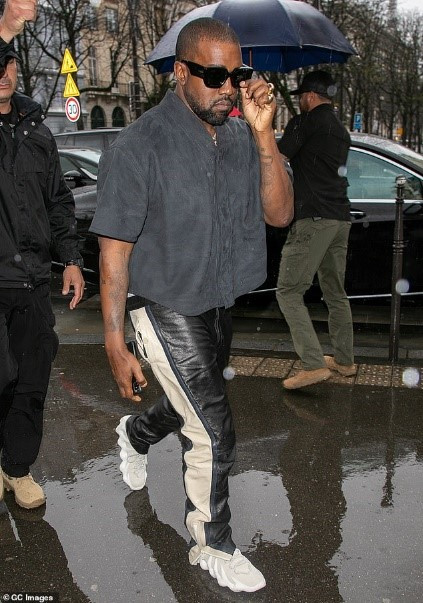 Vừa mở bán, mẫu giày “mây trắng” của Kanye West “cháy hàng” chỉ trong vòng 1 phút ảnh 2