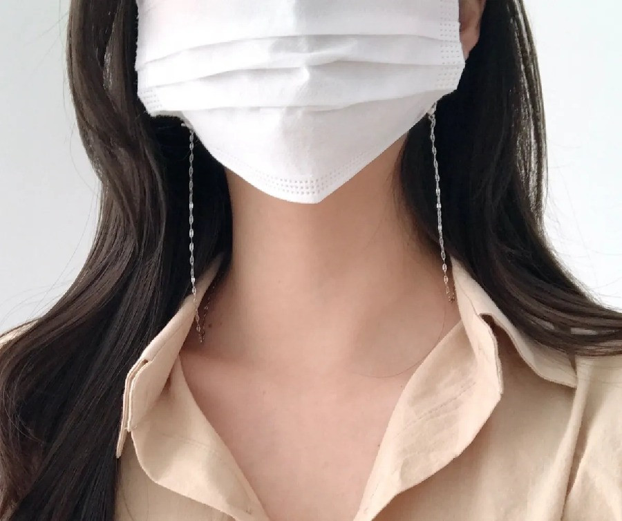 Bắt “trend” móc dây đeo cho khẩu trang ở Hàn Quốc, hội não cá vàng từ nay chẳng lo rơi mất ảnh 7