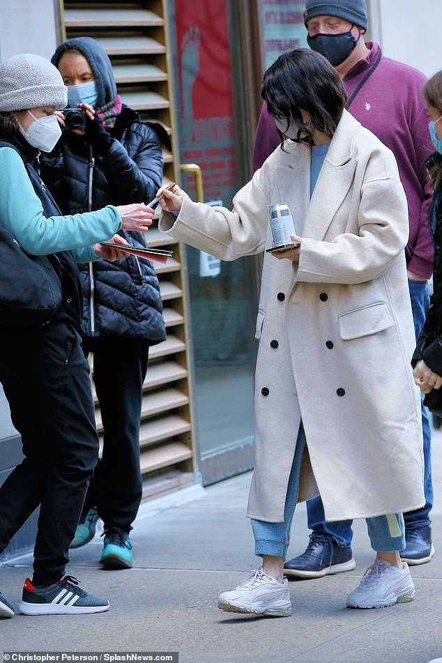 Selena Gomez trẻ trung với tóc đuôi ngựa trên phim trường ở New York ảnh 4