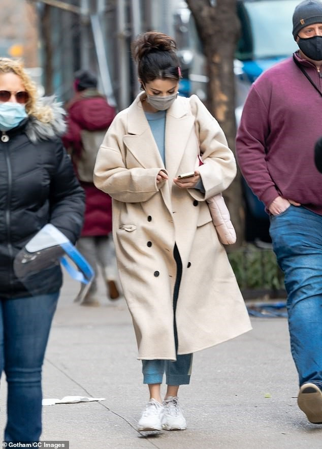 Selena Gomez trẻ trung với tóc đuôi ngựa trên phim trường ở New York ảnh 2