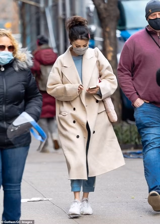 Selena Gomez trẻ trung với tóc đuôi ngựa trên phim trường ở New York ảnh 2