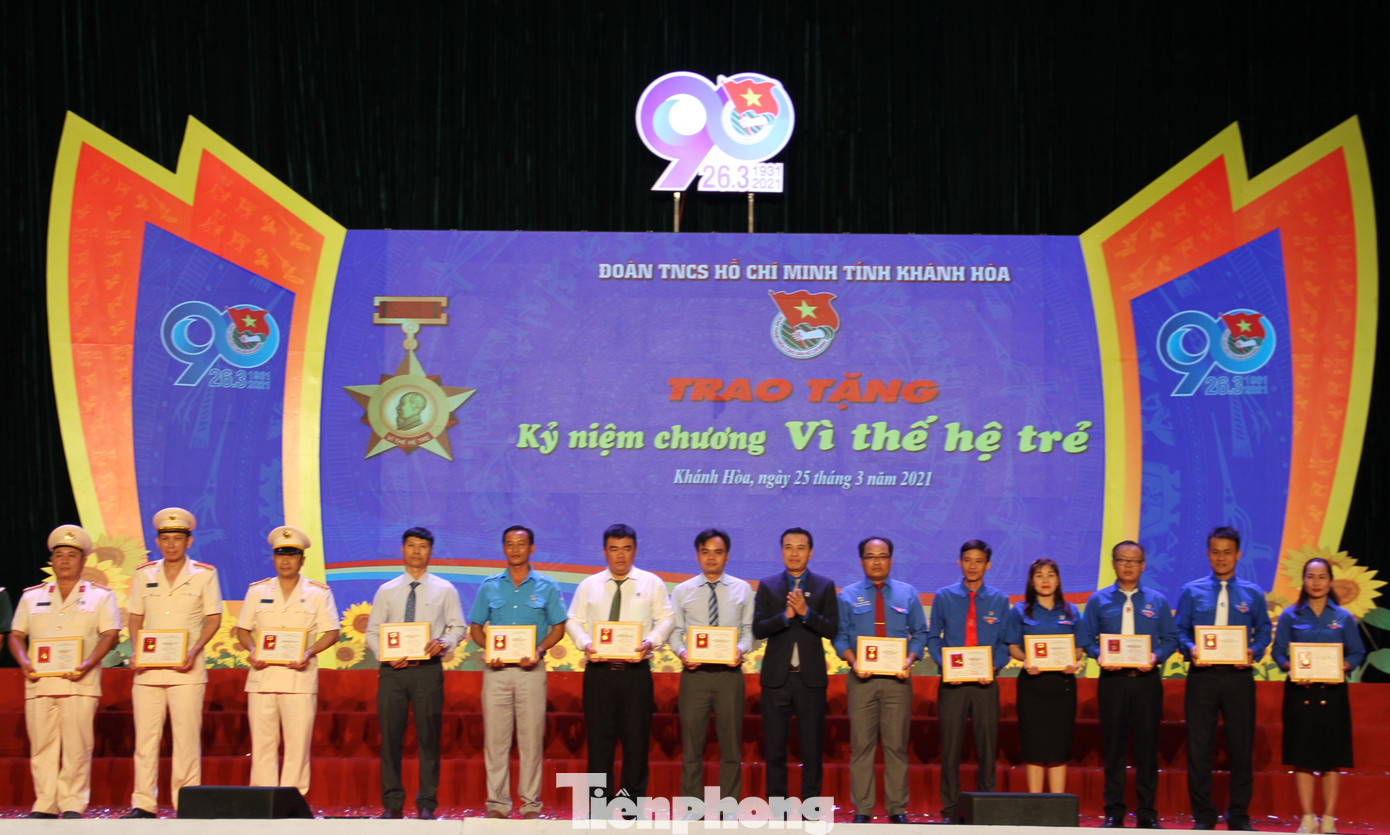 Anh Nguyễn Hải Minh trao kỷ niệm chương “Vì thế hệ trẻ” cho 16 đồng chí ở Khánh Hoà Tỉnh đoàn Bình Định tuyên dương 90 gương cán bộ, Đoàn viên tiêu biểu ảnh 5
