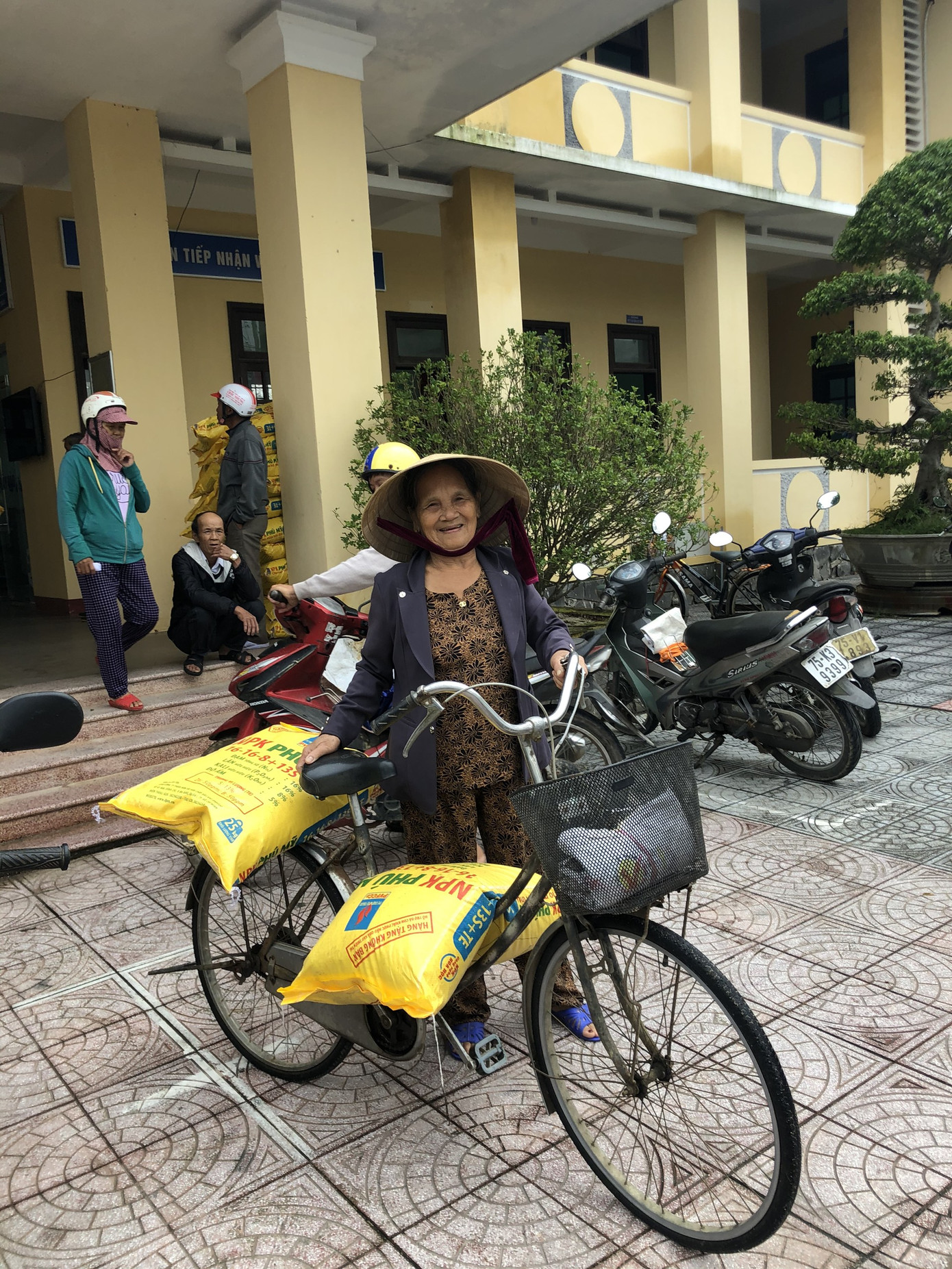 Trao tặng 280 tấn phân bón Phú Mỹ hỗ trợ bà con bị thiệt hại do bão lũ ảnh 2