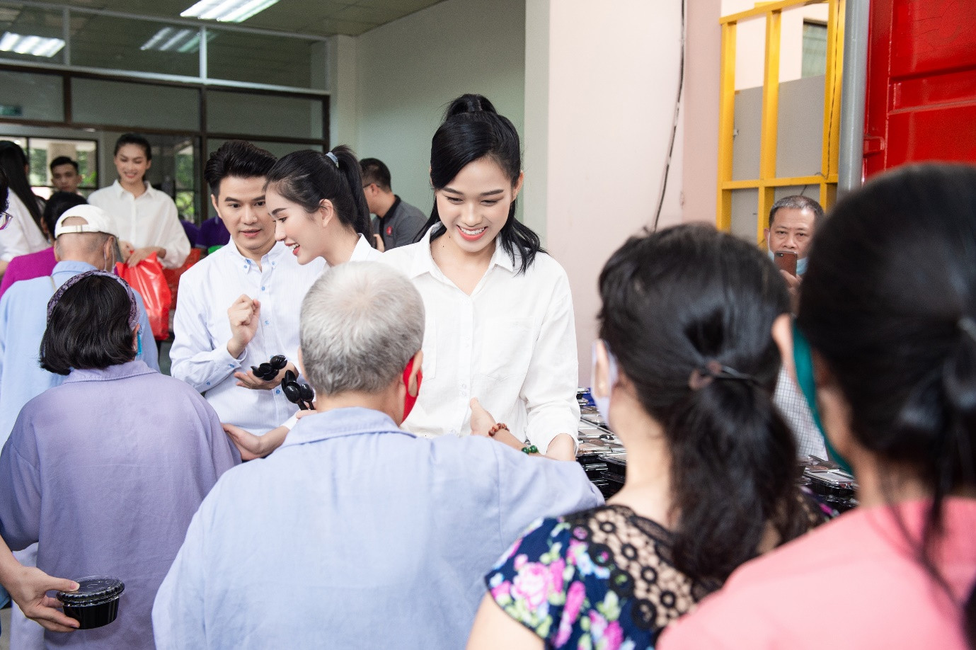 Top 3 Hoa Hậu Việt Nam 2020 và Người đẹp Nhân ái thực hiện chuyến đi từ thiện đầu tiên ảnh 1