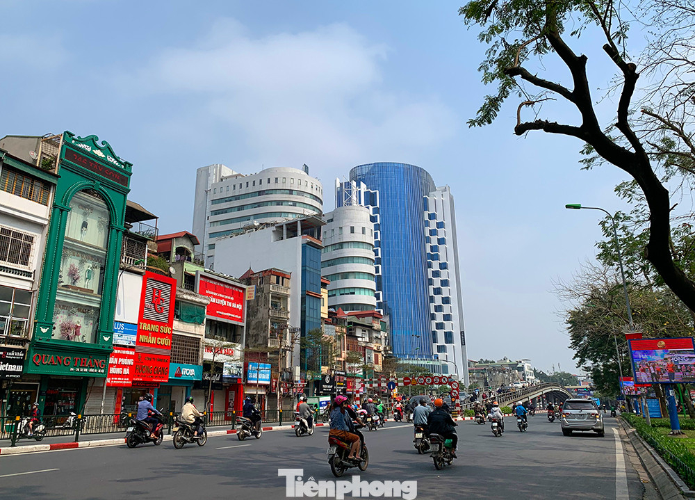 Đường phố Thủ đô vắng tanh ngày 8/3 vì dịch Covid-19 ảnh 15