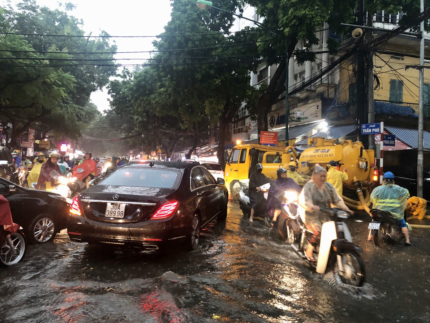 Phố biến thành sông, nhiều tuyến đường Hà Nội tắc nghẽn sau cơn mưa tầm tã ảnh 11