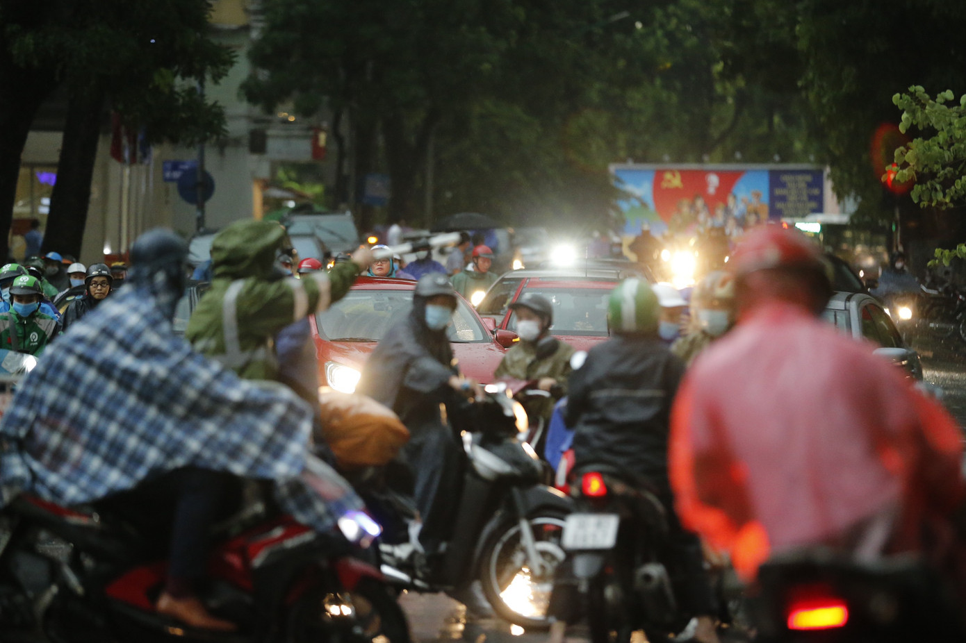 Phố biến thành sông, nhiều tuyến đường Hà Nội tắc nghẽn sau cơn mưa tầm tã ảnh 10