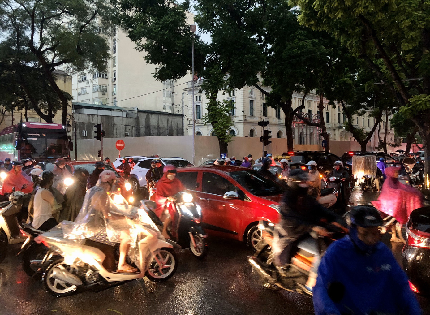 Phố biến thành sông, nhiều tuyến đường Hà Nội tắc nghẽn sau cơn mưa tầm tã ảnh 13