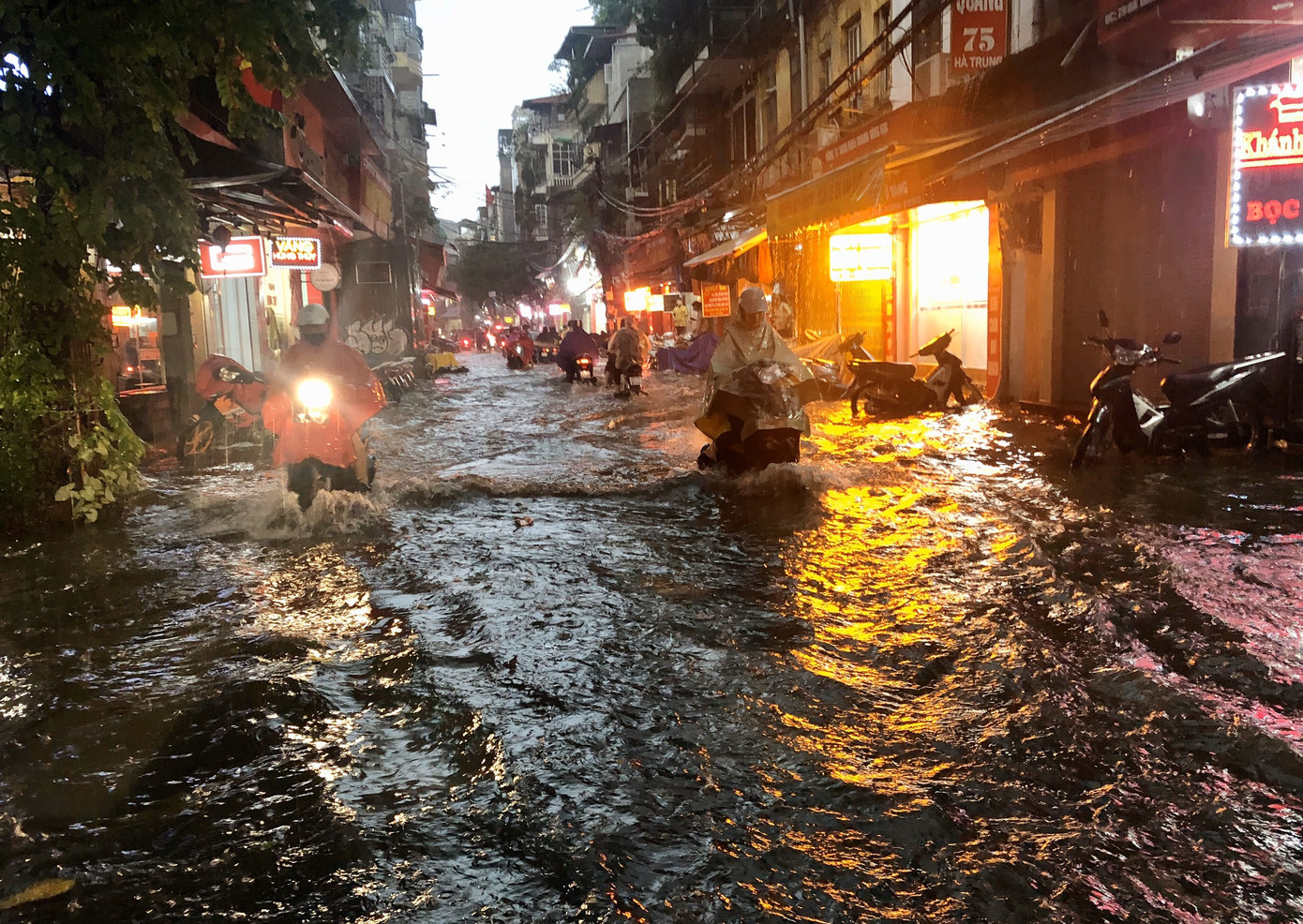 Phố biến thành sông, nhiều tuyến đường Hà Nội tắc nghẽn sau cơn mưa tầm tã ảnh 12