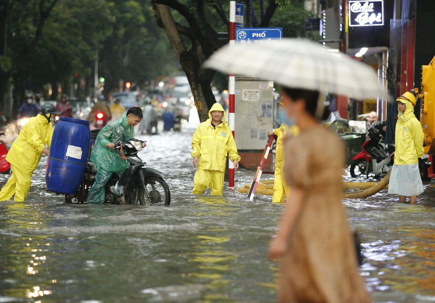 Mưa sầm sập, nội thành Hà Nội ngập nặng ảnh 7 Mưa sầm sập, nội thành Hà Nội ngập nặng ảnh 7