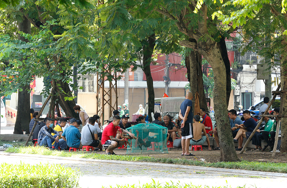 Công an Hà Nội xử phạt nhiều người không tuân thủ 'lệnh' đeo khẩu trang ảnh 12