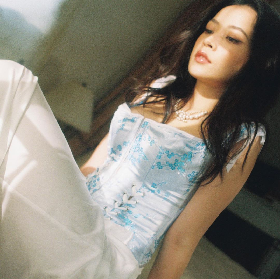 Vừa tung ảnh bán nude, Chi Pu lại gây sốt với bikini siêu bé lộ chân ngực ảnh 4