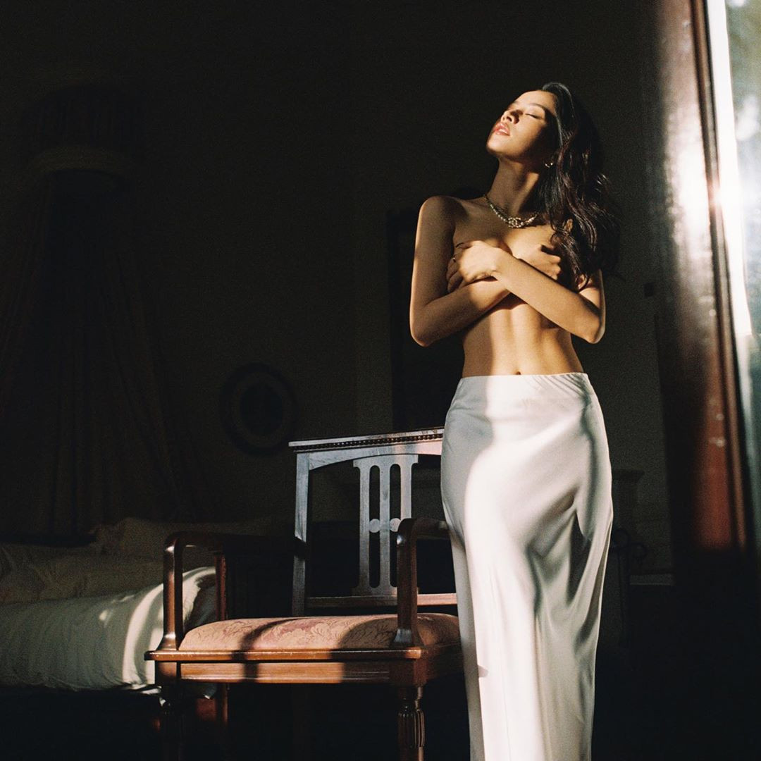 Vừa tung ảnh bán nude, Chi Pu lại gây sốt với bikini siêu bé lộ chân ngực ảnh 2