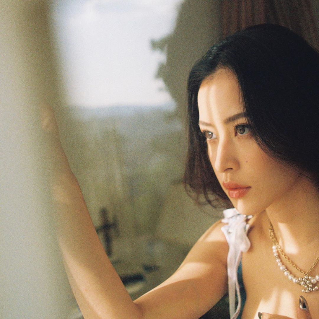 Vừa tung ảnh bán nude, Chi Pu lại gây sốt với bikini siêu bé lộ chân ngực ảnh 3