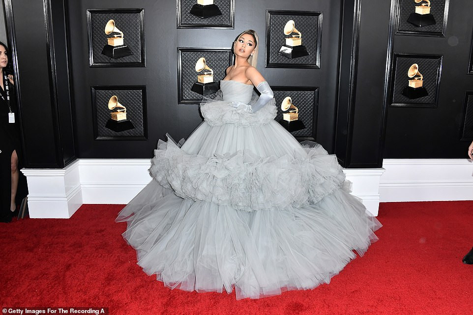 Chiêm ngưỡng những bộ cánh đẹp nhất trên thảm đỏ Grammy 2020 ảnh 1