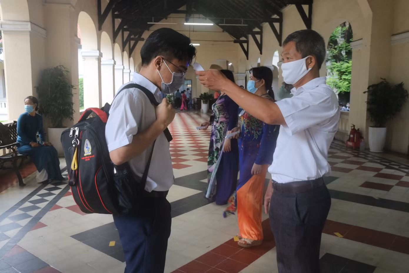 Sĩ tử thi tốt nghiệp THPT đợt 2 tiếc nuối vì đề thi dễ, sốt ruột sợ trường "hết chỗ" ảnh 7