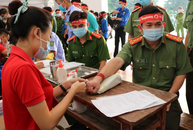 Các chiến sĩ công an hiến máu ở tỉnh An Giang. Xúc động trước những khoảnh khắc hiến máu cứu người trong hành trình Chủ Nhật Đỏ 2021 ảnh 6