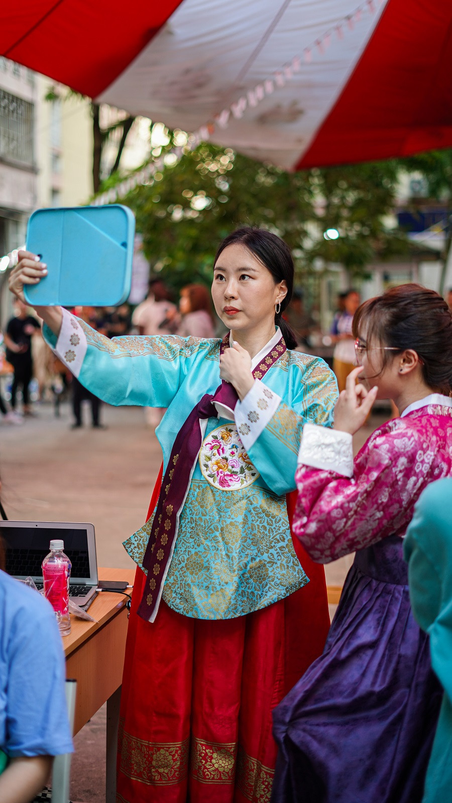 Mừng sinh nhật 18 tuổi của khoa, sinh viên “nhà người ta” có ngay lễ hội văn hóa quốc tế ảnh 3