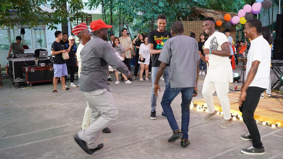 Mừng sinh nhật 18 tuổi của khoa, sinh viên “nhà người ta” có ngay lễ hội văn hóa quốc tế ảnh 4