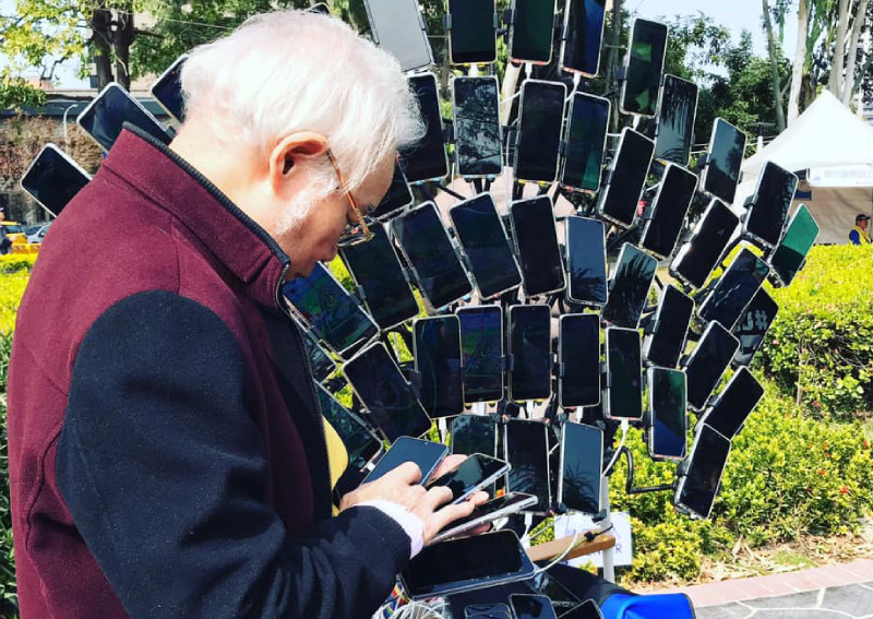 Góc “đam mê không ngại tuổi”: Ông lão săn Pokémon Go với 64 chiếc điện thoại trên xe đạp ảnh 4
