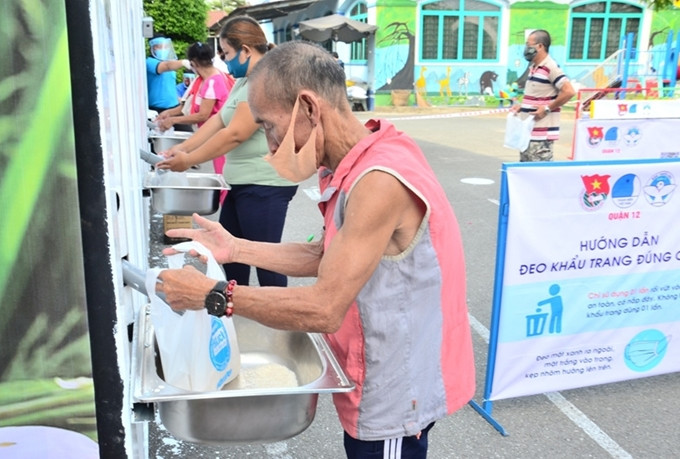 Chủ nhân mô hình ATM Gạo: “Là người trẻ, chúng tôi không thể ngồi yên đợi dịch đi qua“ ảnh 1