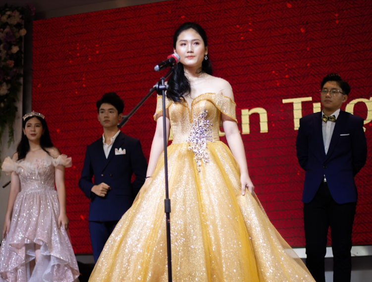 Đại sứ Hà Minh Trang thể hiện phần thi của mình vô cùng xuất sắc. Mãn nhãn với Fiesta A Cielo: Đêm hội bùng nổ tài - sắc của học sinh Chuyên Sư Phạm ảnh 8