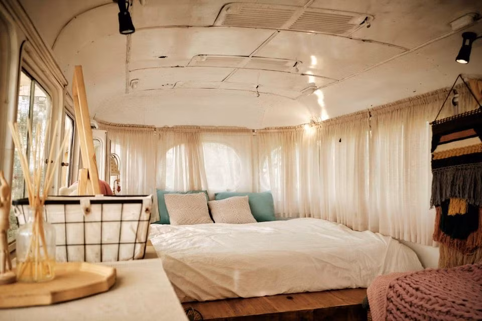 Đến Đà Lạt, bạn nhất định phải thử “đặc sản” mới: Homestay xe buýt xinh - xịn - mịn! ảnh 4