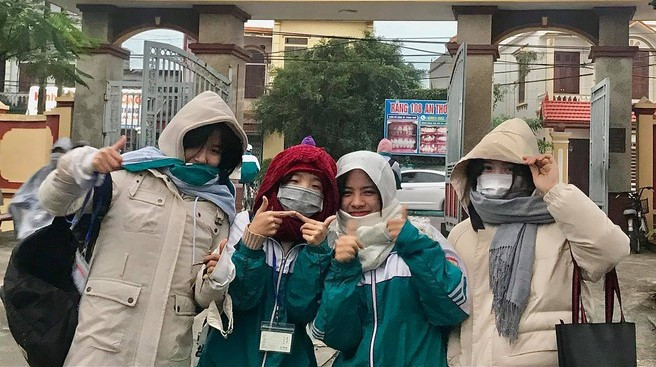 Thầy giáo đáng yêu nhất tháng 12: Mượn chăn của học sinh, vừa trùm kín người vừa giảng bài ảnh 4