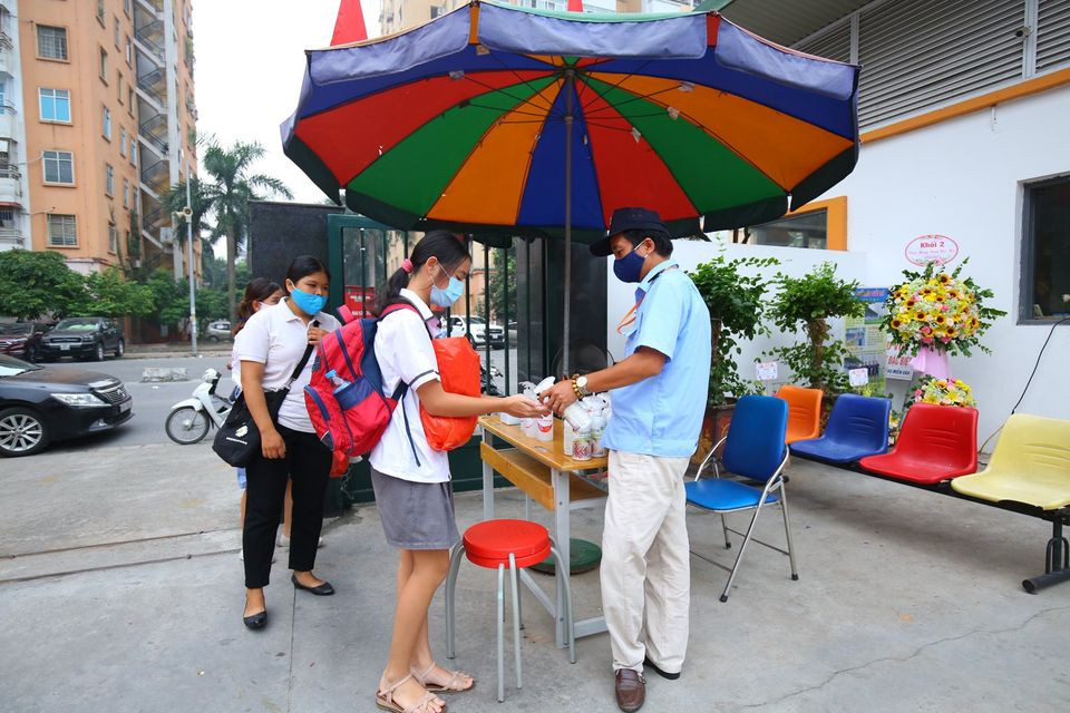 Học sinh hào hứng trở lại trường, nước rửa tay và khẩu trang là vật dụng không thể thiếu ảnh 1
