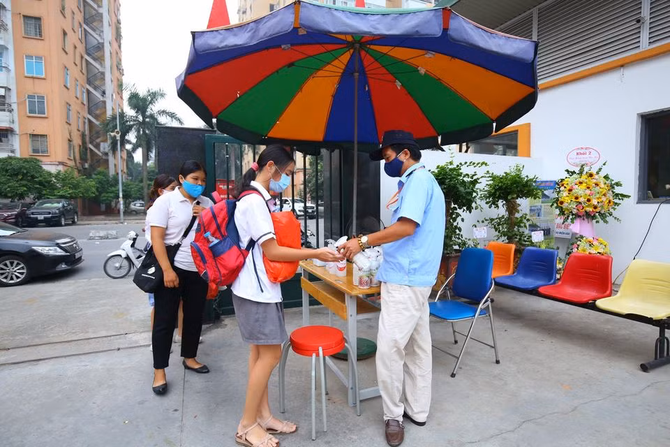 Học sinh hào hứng trở lại trường, nước rửa tay và khẩu trang là vật dụng không thể thiếu ảnh 1