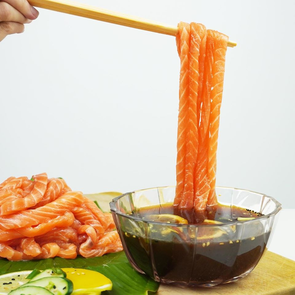 Món ngon dành cho “fan cuồng” sashimi: Thưởng thức cá hồi như cách ăn một bát mì sợi! ảnh 1