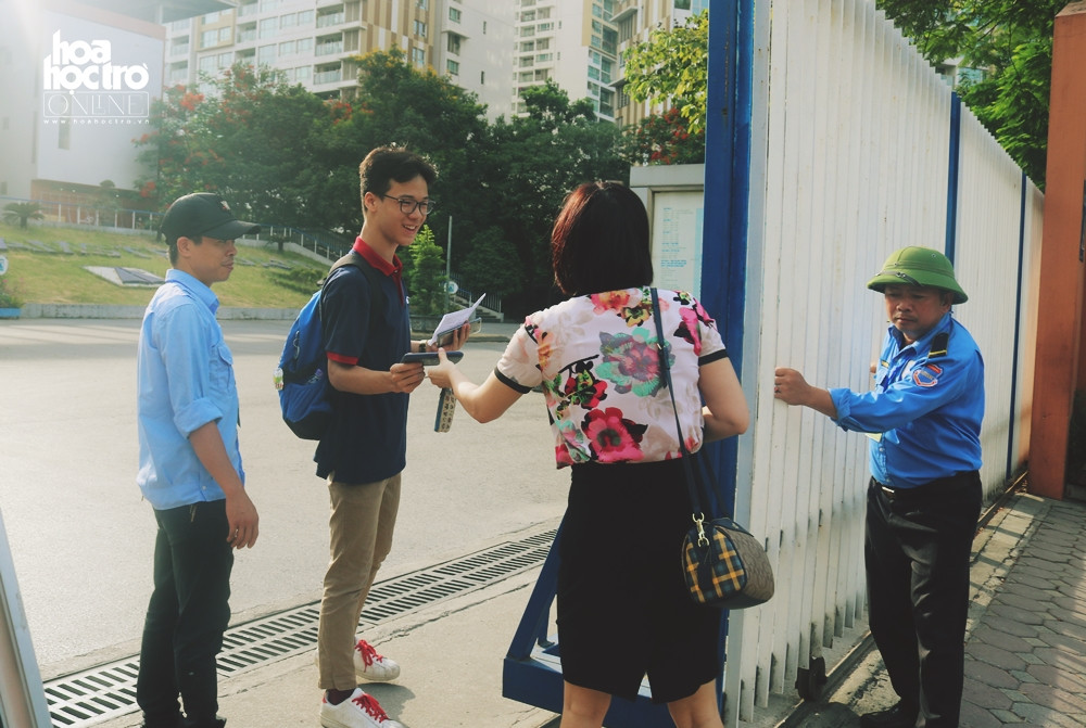 Những khoảnh khắc đẹp của kỳ thi vào lớp 10: Sĩ tử đừng lo, mọi người đều sẽ tiếp sức! ảnh 2