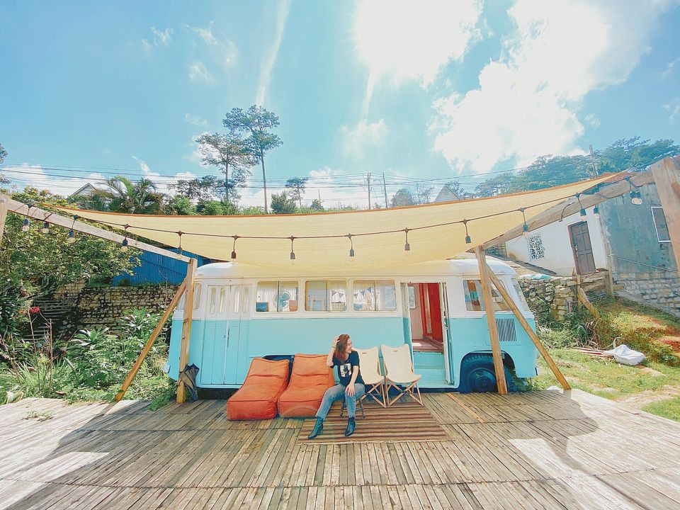 Ảnh: Hương Trà. Đến Đà Lạt, bạn nhất định phải thử “đặc sản” mới: Homestay xe buýt xinh - xịn - mịn! ảnh 1