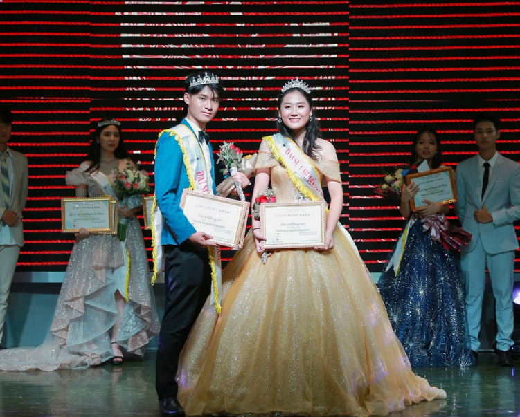 Đại sứ Quách Mạnh Cường và Hà Minh Trang lên nhận giải thưởng danh giá. Mãn nhãn với Fiesta A Cielo: Đêm hội bùng nổ tài - sắc của học sinh Chuyên Sư Phạm ảnh 9