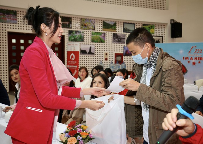 Hoa hậu Đỗ Thị Hà tặng quà cho một bệnh nhân tại buổi họp báo Chủ nhật Đỏ. Xúc động trước những khoảnh khắc hiến máu cứu người trong hành trình Chủ Nhật Đỏ 2021 ảnh 3