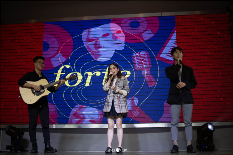 CLB Âm nhạc Forte. Mãn nhãn với Fiesta A Cielo: Đêm hội bùng nổ tài - sắc của học sinh Chuyên Sư Phạm ảnh 6