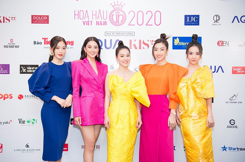 Tiểu Vy, Mỹ Linh cùng “hội chị em” diện váy áo đủ màu dự họp báo bán kết Hoa Hậu Việt Nam ảnh 1